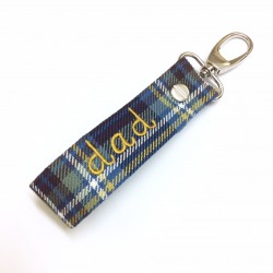 Llavero cuadros azul y marró personalizado